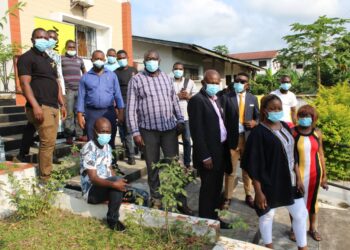 Participants at the Limbe Workshop on Conflict Sensitive Reporting in group photo with organisers