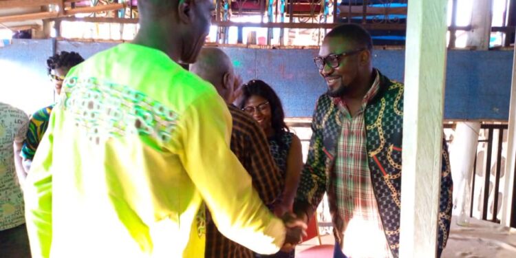 Representative of CAMASEJ National, Jato Richard shaking hands with New CAMASEJ NW president, Ndi Tsembom Elvis