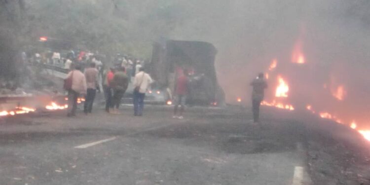 Vehicles in flames after the collision at the Dschang Cliff