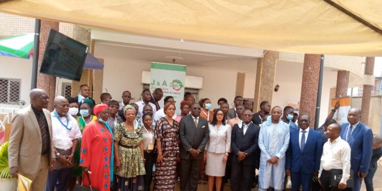 Family photo at the end of the workshop in Yaounde