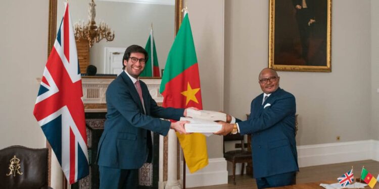 Échange de parapheurs entre le Sous secrétaire d'État Parlementaire au Ministère britannique du Commerce international, M. Ranil jayawardena et le Haut Commissaire du Cameroun au Royaume Uni de Grande Bretagne et d'Irlande du Nord, S.E Albert Njoteh Fotabong