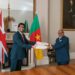 Échange de parapheurs entre le Sous secrétaire d'État Parlementaire au Ministère britannique du Commerce international, M. Ranil jayawardena et le Haut Commissaire du Cameroun au Royaume Uni de Grande Bretagne et d'Irlande du Nord, S.E Albert Njoteh Fotabong