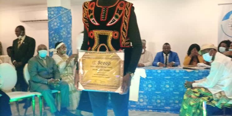 Doh Bertrand presenting his Award to the public