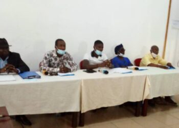 Riverains de Safacam devant la presse le 1er juillet 2021