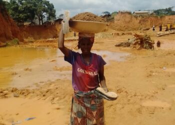 Une Orpailleurse de Kambele3 de retour d'une mine