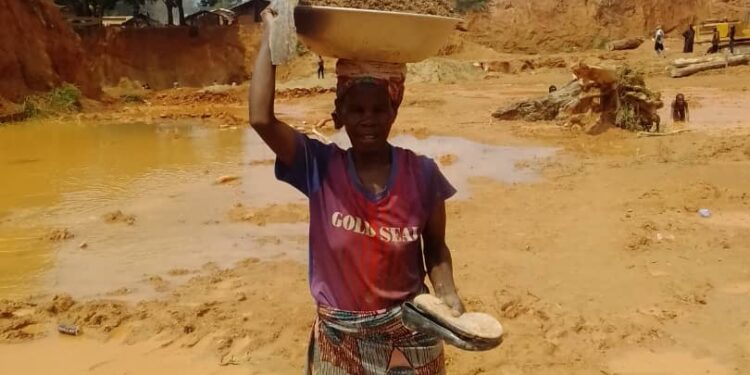 Une Orpailleurse de Kambele3 de retour d'une mine