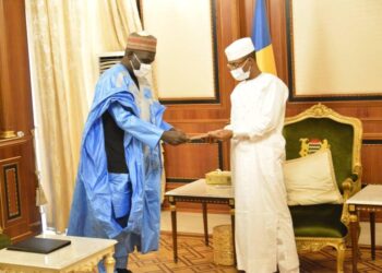 Minister Alamine Ousmane Mey (L), handing over the sealed message from President Paul Biya to his Chadian counterpart, Mahamat Idriss Deby Itno