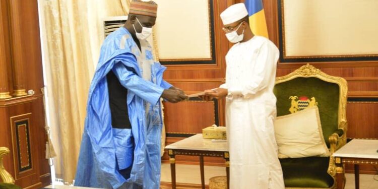 Minister Alamine Ousmane Mey (L), handing over the sealed message from President Paul Biya to his Chadian counterpart, Mahamat Idriss Deby Itno