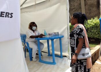 Image of an official from Doctors Without Borders assisting the government of Cameroon in it's Covid-19 response plan. (Photo Credit: MSF)