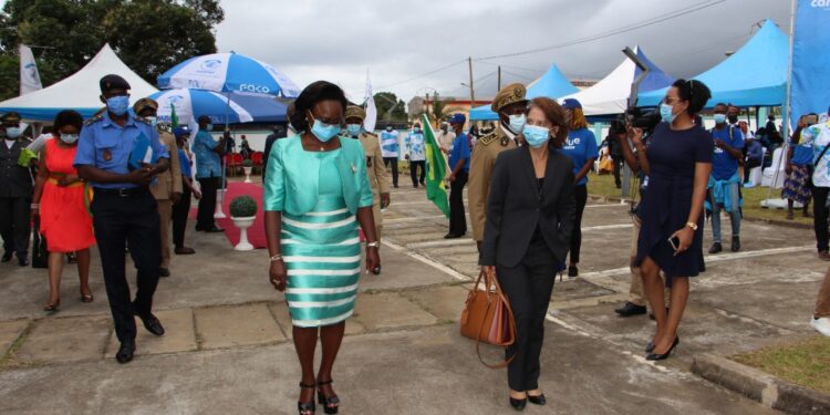 Camtel's GM (L) and Brazil Ambassador (R)