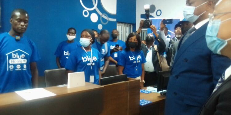 Commercial agents of 'Blue' answering to questions from potential 'Blue Home' customers