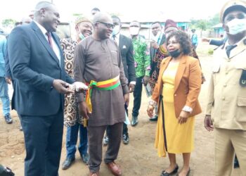 Minister Nalova Lyonga received upon arrival at Complex Scolaire Bilingue le Miel