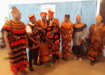Hon. Agho Oliver talking to the Fon of Kedjom Ketinguh at group photo session