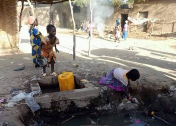 Children in search of portable water in Cameroon as effects of climate change persist (credit: JournalduCameroun)
