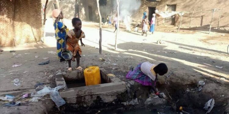 Children in search of portable water in Cameroon as effects of climate change persist (credit: JournalduCameroun)