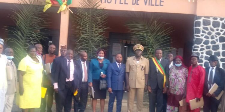 les conseillers municipaux au cours d’une session ordinaire, présidée par le Maire Dieudonné Kemeni