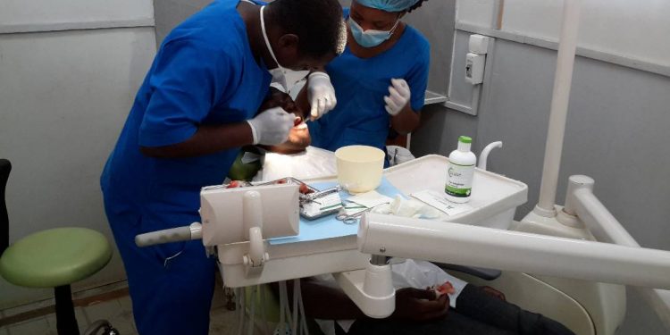 Practique-de-la-dentisterie-sans-mercure-Hopitaux-Baptistes-du-Cameroun-Yaounde-Etoug-Ebe.-Photo-CREPD-2020