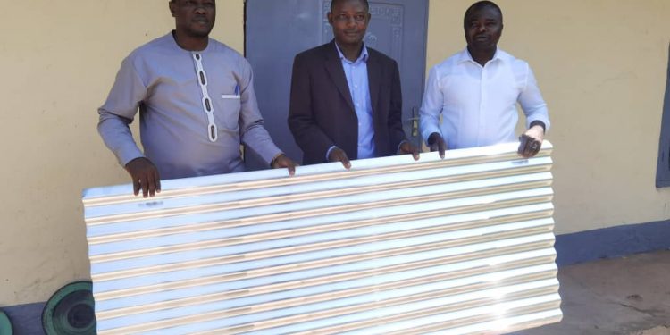 Presentation of the roofing sheets by Hon. Agho Oliver (R), in the presence of the DO of Tubah (L), and the brain behind the move (M)