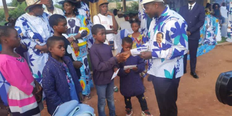 Hon. Agho Oliver handing out the packages to the beneficiaries