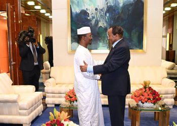 Chadian Head of State, Mahamat Idriss Deby (L), and President Paul Biya of Cameroon (R)