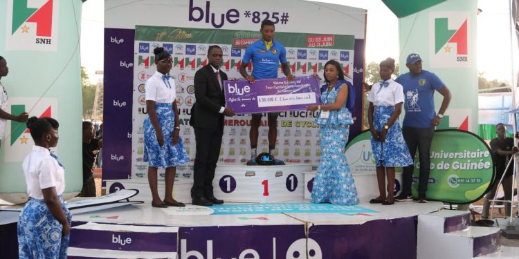 Camtel handing over the prize of best Cameroonian cyclist, winner of the Blue jersey
