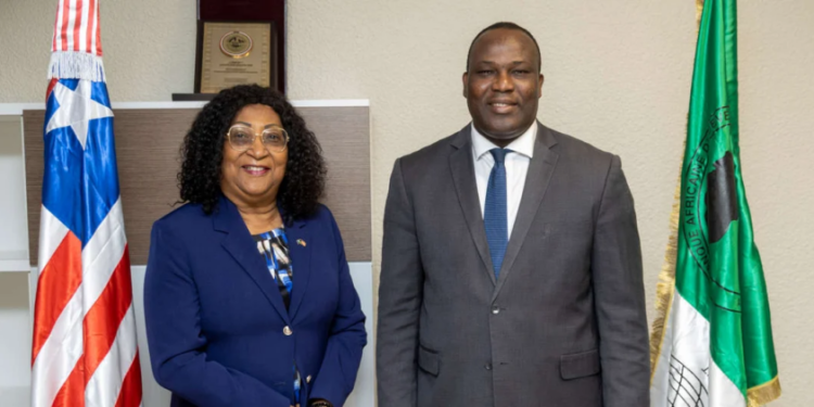 Liberia : « Les interventions de la Banque africaine de développement ont eu un impact positif dans notre pays », déclare l’envoyé libérien au directeur exécutif de la circonscription