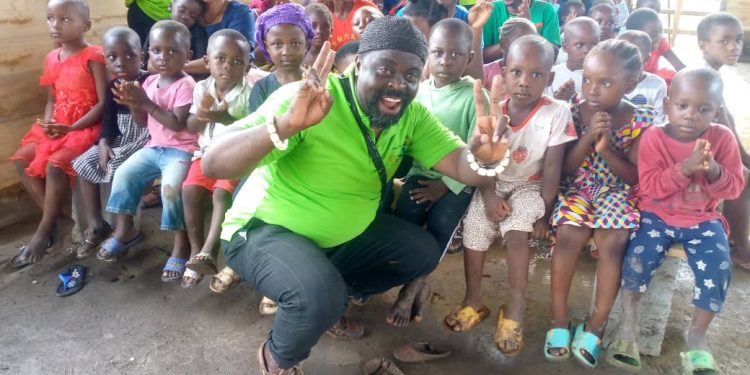 Promoter of G2G, Pa Tom, in picture with some of the beneficiary IDPs