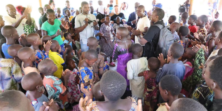 REPORTAGE – Kits scolaires, engrais, médicaments : dans le nord-ouest du Bénin, l’ONU apporte de l’aide aux réfugiés