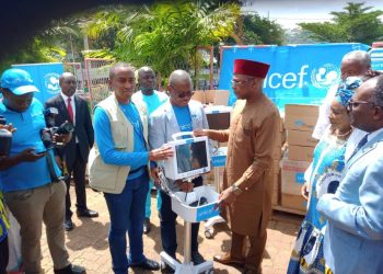 Handing over of the consignment by UNICEF to the Minister of Public Health