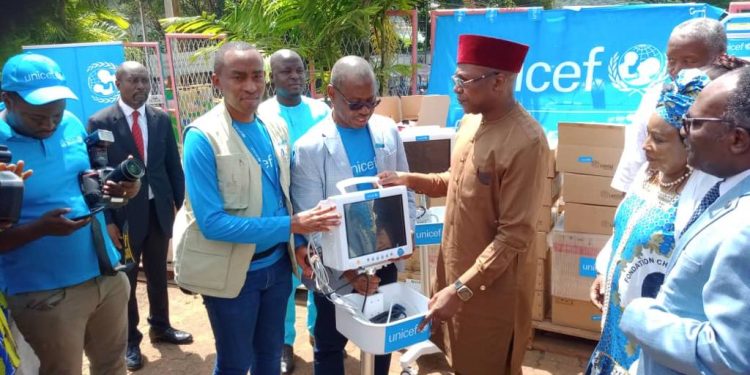 Handing over of the consignment by UNICEF to the Minister of Public Health
