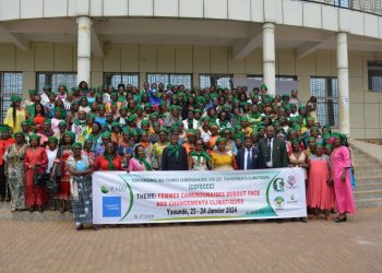 Participants in group picture at the end of the forum