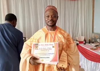 Executive Director of HITA, King Suh, presenting the award