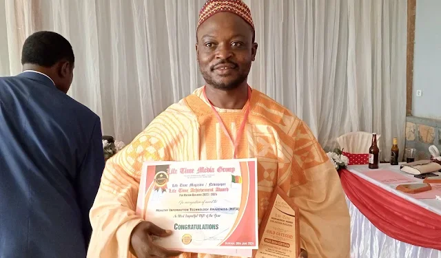 Executive Director of HITA, King Suh, presenting the award