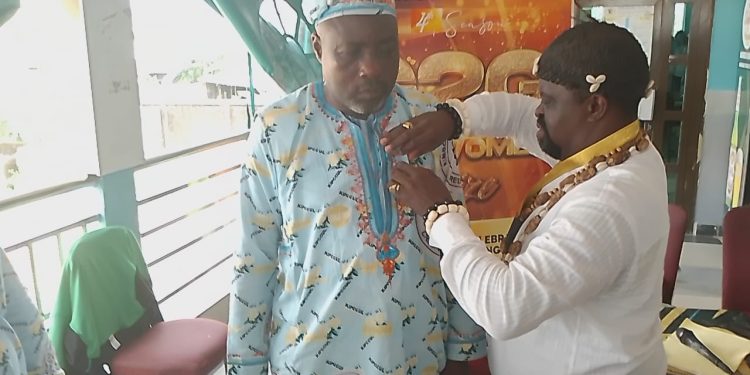 The GM receiving his attributes from the promoter of the awards