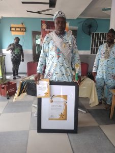 NGORAN Genesis LEMNYUY, brandishing his award