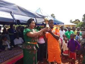 Deputy Mayor Anna Ndum handing over trophy to winners in Male category