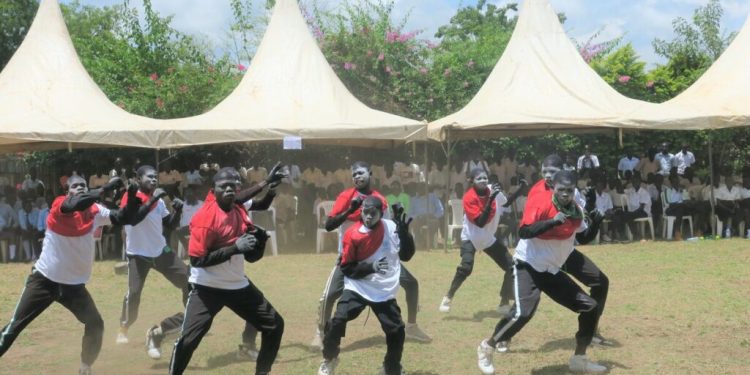 À l’occasion de la Journée internationale de la jeunesse en Équatoria orientale, l’UNMISS s’est associée au ministère de la culture, de la jeunesse et des sports pour présenter de jeunes artistes novateurs véhiculant des messages de paix par le biais de l’art