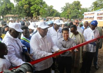 Le président Touadera et la cheffe de la MINUSCA ont officiellement lancé les travaux de réhabilitation de l’axe routier Bossangoa – Bossembele