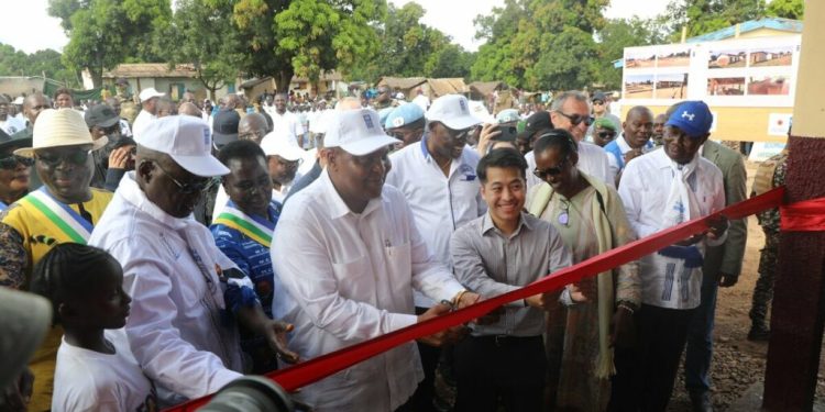 Le président Touadera et la cheffe de la MINUSCA ont officiellement lancé les travaux de réhabilitation de l’axe routier Bossangoa – Bossembele