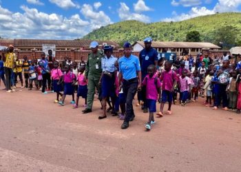 Les forces de sécurité intérieure et la MINUSCA sensibilisent des écoliers de Bangui à la sécurité routière