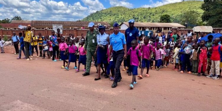 Les forces de sécurité intérieure et la MINUSCA sensibilisent des écoliers de Bangui à la sécurité routière