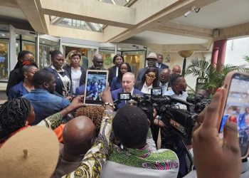 Top rank guests at the summit talking to the press