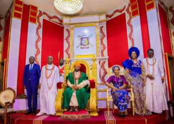 Leurs Majestés Ogiame Atuwatse III et Olori Atuwatse III accueillent la Sénatrice Fanny Moussokoura Chantal lors d’une visite historique au Royaume de Warri