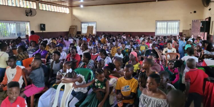 Élite Ndiengso de Yaoundé : 250 lauréats célébrés pour la 24e édition des prix d’excellence